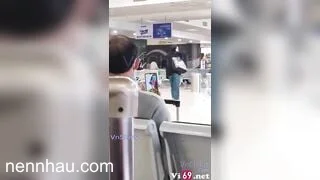 Trong lúc chờ máy bay bác trai video call về xem bác gái show bưởi 2 cực nứng