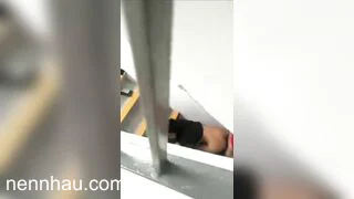 Quay lén công nhân địt nhau trong cầu thang đang nứng thì bị phát hiện cực nứng