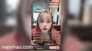 SwagLive baobie đang đi ăn với bạn có kèo show vội vào toilet cởi đồ show kiếm tiền đỉnh của chóp