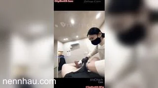 Lần đầu đi wax lông cu e nhân viên sờ cu xuất tinh vào mắt luôn siêu hot