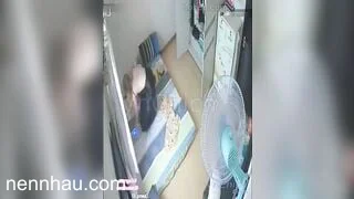 đè con bạn thân ra đụ quên mất nhà có camera bị ông bố phát hiện cực đỉnh