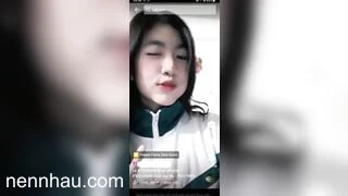 Lộ clip học sinh ngực to tròn ngon quay tiktok vạch vú lên khoe cho mọi người xem