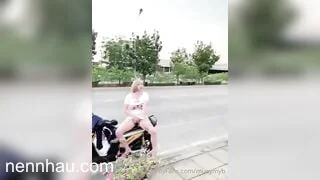 Nóng bỏng Ngồi giữa đường vạch bím ra móc người lạ càng nhìn em càng móc mạnh