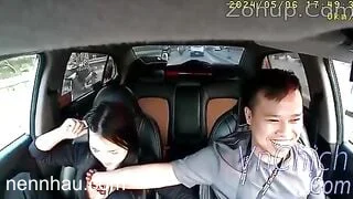 Em gái xin đi nhờ xe bằng cách cho anh tài xế bóp vú móc lồn cực kỳ nóng