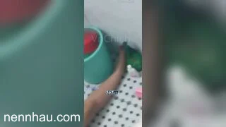 Đỉnh cao Phát hiện em gái phòng bên đang thủ dâm sv gọi trêu làm em giật cả mình