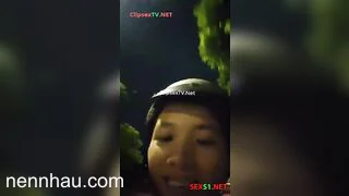 Cực kỳ hot Súc vật đèo con bạn lên cầu bắt cởi đồ thủ dâm đái xuống đường