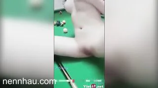 Cực kỳ nóng Thua kèo bi-a em gái trèo lên bàn bắn nước ướt hết vải bị chủ quán bắt đền hơn 10 tr