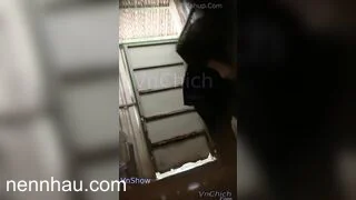Về quê ăn đám cươi ra sau đi đái tranh thủ rình em gái tắm, giờ nó lớn nhìn ngon vc full HD không che