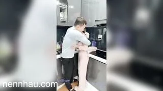 Cực kỳ hot Mời bạn sang nhà chơi mà bạn đè luôn con vợ mình ra bạn địt cay đ chịu được