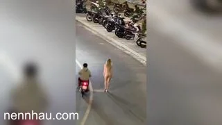 Siêu hot Em gái thất tình khỏa thân đi ra đường cho các anh zai ngắm
