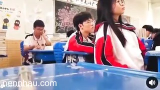 Siêu nứng Lén sờ vú bạn thân ngay trong giờ học bị bạn quay lén
