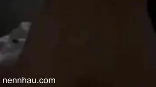 Đang chịch thì mẹ gank gõ cửa giật mình xuất tinh đầy lồn e nó hot nhất