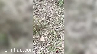 Mang theo áo mưa vào trong rừng hoà mình với thiên nhiên cùng bé gái trong rừng cực kỳ nóng