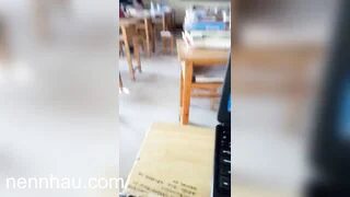 Khi cả lớp còn đg học thì đôi b trẻ mới lớn ở bàn cuối thì bú cu cho nhau bắn đầy mồm