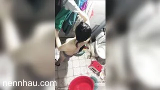 Đg nấu ăn thì nghe tiếng bé sv phòng bên đi tắm nên lén lút trèo tường quay lén