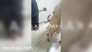 Siêu nứng Bắt con trai núp mặt vô tường, mẹ cởi đồ thủ dâm sau lưng