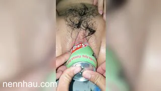 Thủ dâm Nhét lon bí đao vào lồn em gái mới lớn giúp em sướng lồn hot nhất