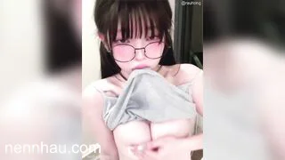 Em teen kính cận má hồng cực xinh vú bự full HD không che