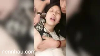 2 anh em họ ở chung nhà với nhau tranh thủ bố mẹ vắng là lại lôi ra địt mới nhất hôm nay