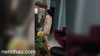 Lộ clip qua lén em người yêu 2k7 thay đồ dáng em nó đẹp quá