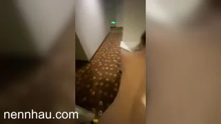Hot nhất địt bé sinh viên từ phòng khách ra đến hành lang