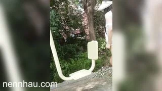 Mới sáng sớm đi tập thể dục ở cv gặp ngay e teen nứng lồn móc lồn public cực dâm full HD không che