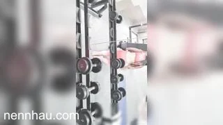 Cho người yêu đi tập gym để làm bồn chưa tinh trong phong tập chất lượng cao