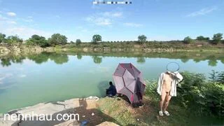 Cực kỳ hot Vợ phô dâm sau lưng anh câu cá