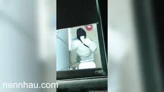 Cực kỳ hot Quay lén mãi mới được thấy con bạn thân áo dài nữ sinh đi đái