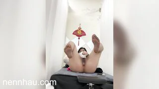 Tuyệt đỉnh e teen việt chủ quán gội đầu ế quá nên lên livetream vạch lồn show vú kiếm thêm p4