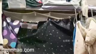 Siêu hot E teen sv đg thay đồ trong phòng kí túc xá nào ngờ bị th b đg nứng vào đè ra hiepdam