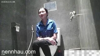Siêu phẩm quay lén em sinh viên áo đoàn đi đái trong nhà vệ sinh của trường