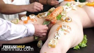 Chất lượng cao Ăn sushi trên mẫu khỏa thân và chịch