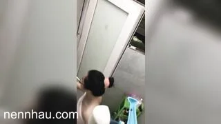 quay lén em hàng xóm kính cận tắm chuồng siêu hot