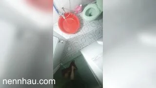 Cực kỳ nóng đặt cam quay lén nhà tắm nhà hàng xóm đi tắm nhìn nứng quá