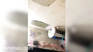 đặt cam quay lén nhà tắm bé nó tắm mà làm cái gì ấy siêu phẩm