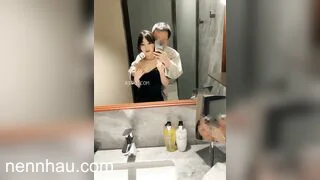 Một con chó cái ngực phẳng và chủ của nó đang soi gương. cực đỉnh