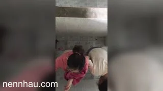 quay lén hai em xinh tươi thay quần áo ở bể bơi full HD không che