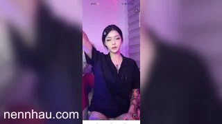 Cực kỳ nóng Idol Tôm Chiên live app vừa nói chuyện vừa cởi áo show mông to cực ngon