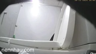 quay lén nhà vệ sinh mấy em xinh đi đái nhìn nứng quá - phần 1 xem ngay