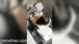 Xem ngay gái xinh đi đái có lên cưỡng dâm nó em nó không