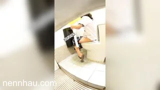 Cực kỳ hot Đặt cam Quay lén em nữ sinh lớp 10 đi đái p4