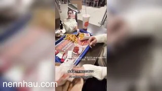 Dùng tinh trùng người yêu chấm khoai tây chiên ở tại quán siêu hot