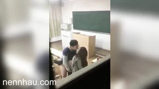 Siêu nứng Quay Lén Cô Giáo Và Học Sinh Làm Tình Cùng Nhau Trong Phòng Học