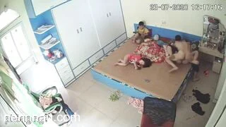 Siêu phẩm con vẫn ngồi bên mà hai vợ chồng địt trước mặt con luôn