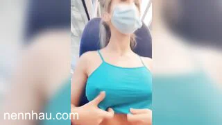 Xem ngay Lén vạch vú ra khoe trên tàu điện đông người