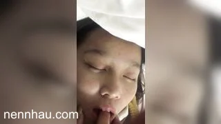 khổ bé nó say bị thằng bạn đưa vào nhà nghỉ địt tung lồn chất lượng cao