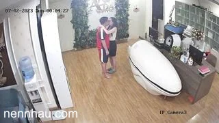 Hack cam phát hiện a trai cùng e dâu lén lút hôn nhau vụng trộm trong phòng cực hot