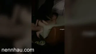 Ngồi quay video nhìn e ghệ dâm mình dây bị thằng bạn nắc trên ghê sofa siêu dâm không thể bỏ lỡ