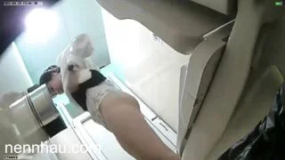 Đỉnh của đỉnh quay lén nhân viên ngân hàng đi đái em nào cũng trắng xinh - phần 1